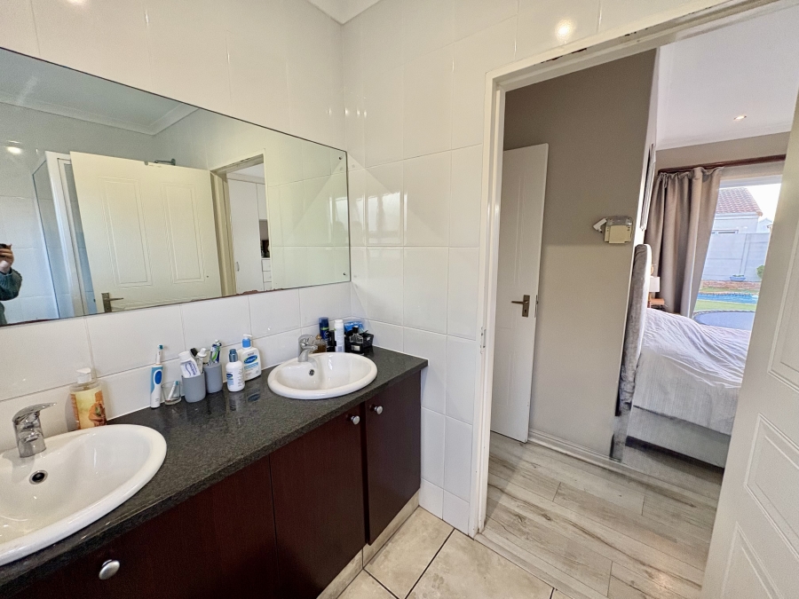 To Let 3 Bedroom Property for Rent in Sunningdale Western Cape